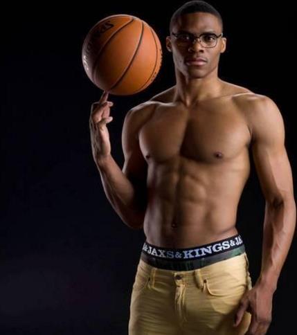 成都蓉城新掌门人徐正源续约并推动三名球员签约，球队迅速崛起，有望争冠。