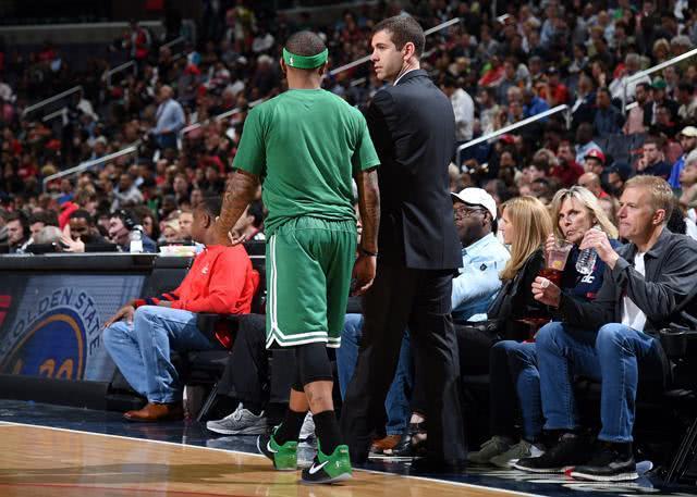 贴脸开大！祖巴茨罚球时，老鹰主场球迷高喊“保罗在哪里？”