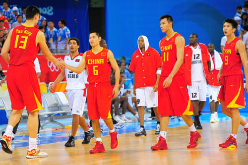 皇马在国家德比后失利，阿隆索面临下课危机，巴萨趁机领跑，西甲争冠形势严峻。