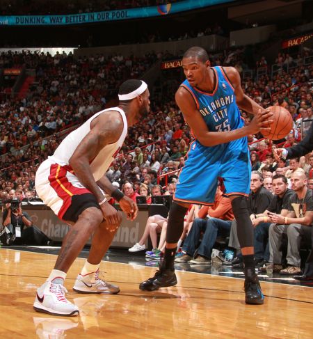 切尔西官网更新一线队名单，斯特林、韦加等9名球员未在列