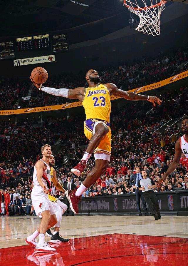 表现惊艳！伊力福拉提10中6贡献17分&半场上演精彩压哨