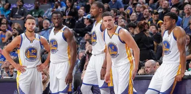 阿尔卡拉斯救球得分引热议，蒂亚福表情包成焦点