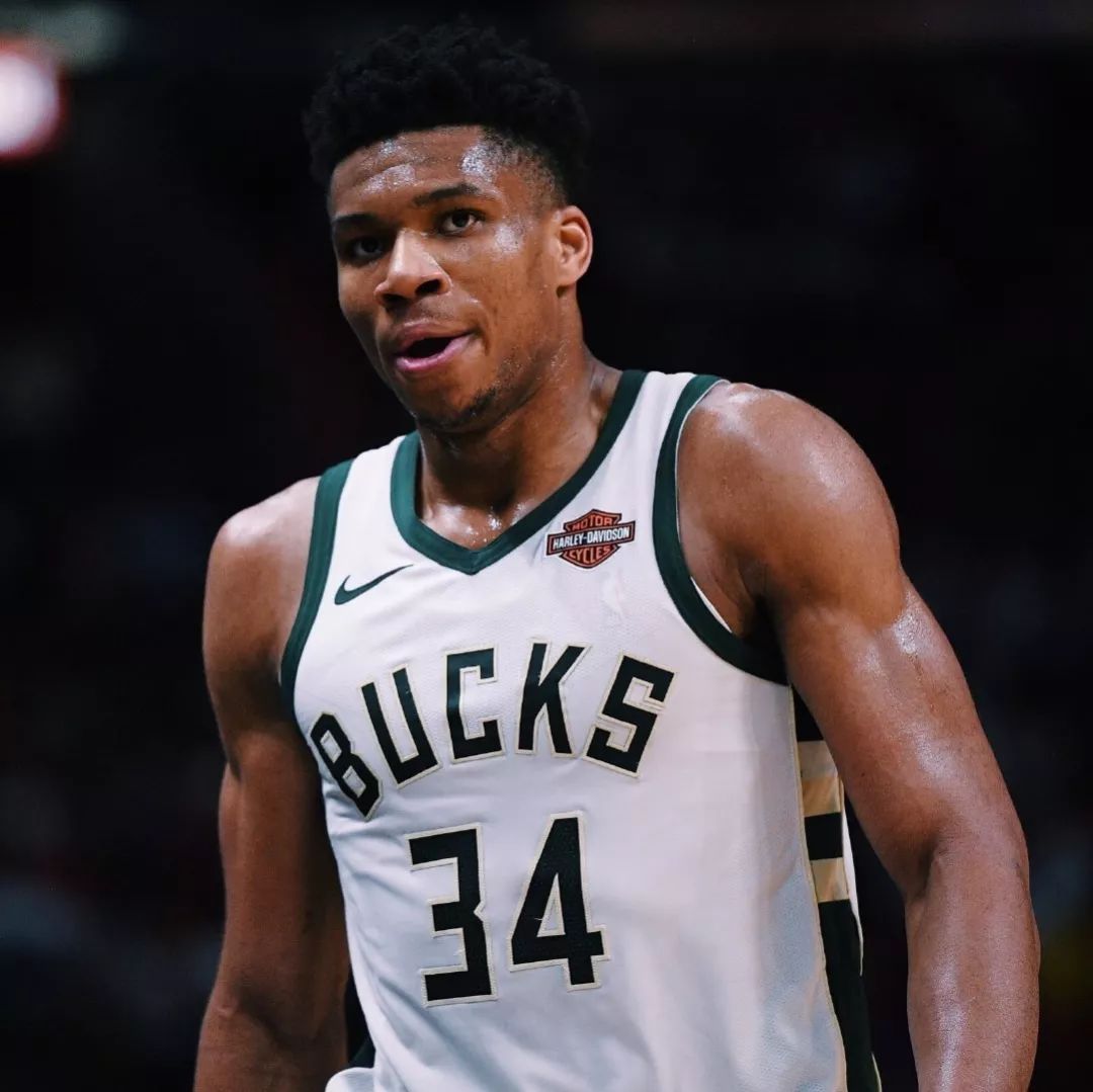 格雷米奥扳平后，主帅梅内塞斯与球迷发生口角并向其竖中指